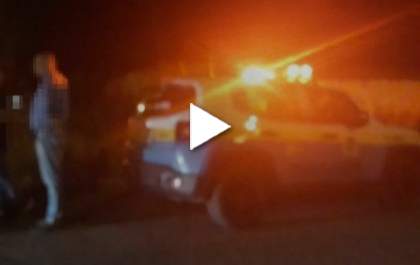 Mulher é derrubada e arrastada por 15 metros por dupla encapuzada