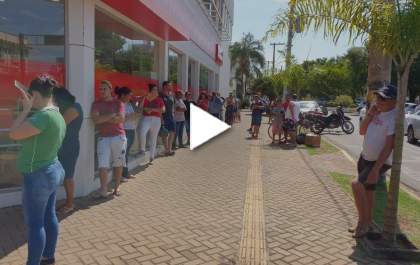 Em Três Lagoas fila imensa na frente de uma agência bancária impressiona