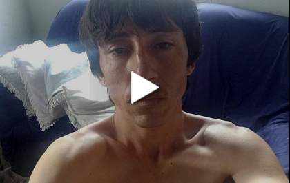 Vítima de facadas durante live pede ajuda em novo vídeo
