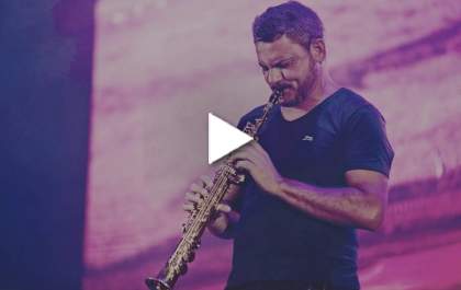 Músico de Três Lagoas interpreta canções lindíssimas em suas lives e encanta internautas