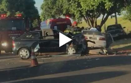 Mulher morre em colisão entre dois carros em rodovia
