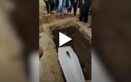 Durante enterro, cadáver dá tchauzinho através do vidro do caixão