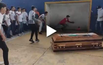 Adolescente morto marca seu último gol minutos antes de ser sepultado