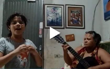 Aluna Emanueli e sua mãe, Rozangela, emocionam professora em Três Lagoas