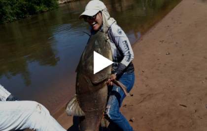 Dentista captura peixe de 80 quilos e 1,73 metro em rio de MS