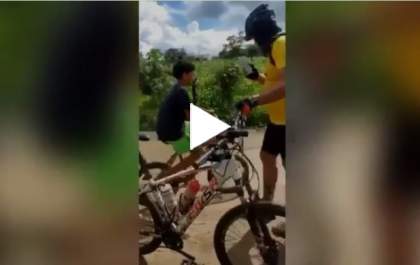 Menino dá pedal de sua bicicleta para ciclista perdido e dá lição de solidariedade