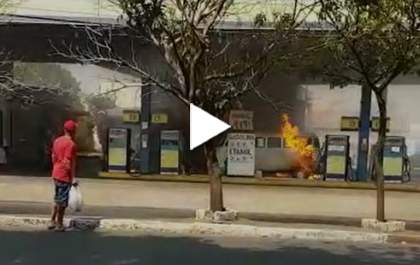 Perua Kombi pega fogo em posto de combustíveis em Araçatuba