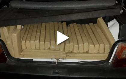 Casal com filhos pequenos&nbsp; no carro é preso com carregamento de maconha&nbsp;