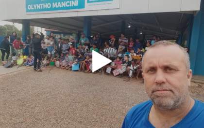 Em enterro, amigos e admiradores soltam pipas em memória de Lekão