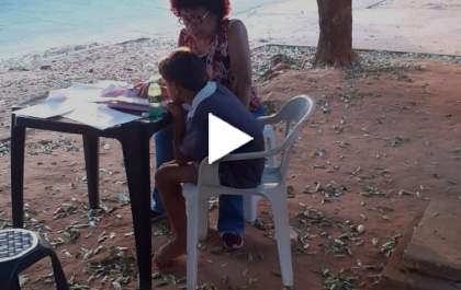 Professora aposentada monta “sala de aula”na calçada para ajudar na alfabetização de crianças