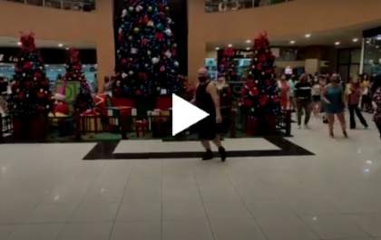 Grupo chama atenção com flash mob em shopping de Araçatuba