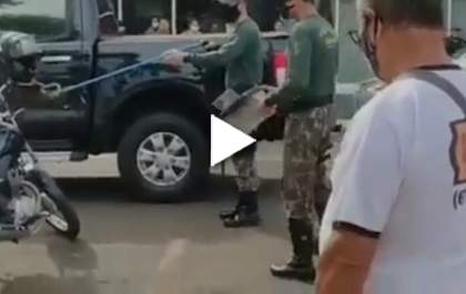Cobra dentro de capacete assusta motociclista em Três Lagoas