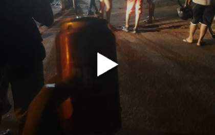 Aglomeração e festa em campo de futebol em T.L