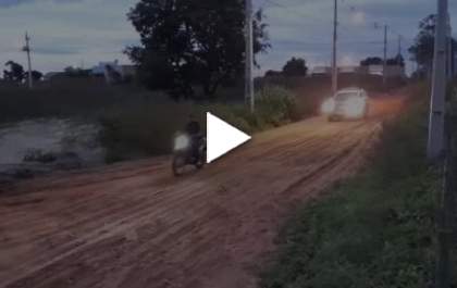 Vídeo mostra população aplaudindo policiais militares que recuperaram moto furtada
