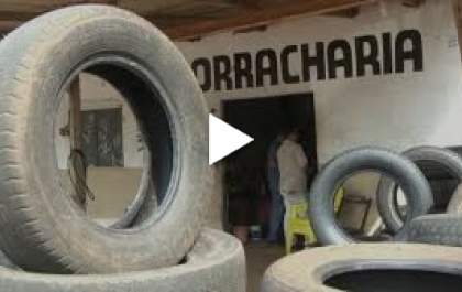 Homem é detido por populares acusado de furtar algumas câmaras de pneus de uma borracharia.