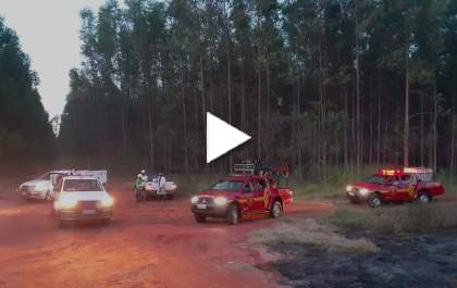 Incêndio mobilizou toda a equipe de bombeiros neste domingo. Prefeitura efetivou novos profissionais para reforçar o time da Saúde.