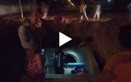 Motociclista cai em buraco com obra de esgoto em TL