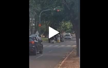 Caixão cai de carro no meio da rua em Dourados