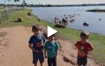 Crianças passeiam por locais conhecidos de TL e cantam parabéns. Veja o vídeo
