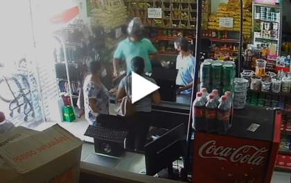 Câmeras flagram homem usando faca para assaltar comércio em Birigui