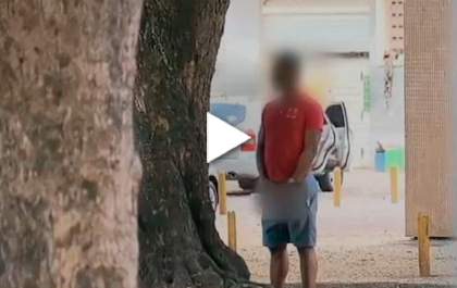 Faz xixi em público e tenta atropelar Policial