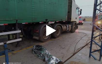 Homem tem um ataque cardíaco ao consertar uma carreta