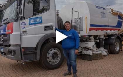 Caminhão de varredura e sua motorista chamam a atenção na apresentação de veículos&nbsp;