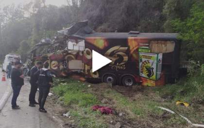 Vocalista da banda Garotos de Ouro morre em acidente com ônibus