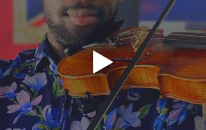 Violinista nigeriano chama a atenção nas ruas de TL. Veja vídeos
