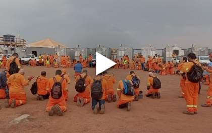 Momento de oração e fé de trabalhadores em canteiro de obras emociona nas redes sociais