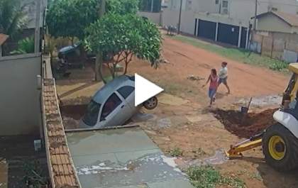Carro é engolido pela calçada