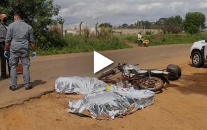 Mãe e filha morrem em acidente entre moto e caminhão