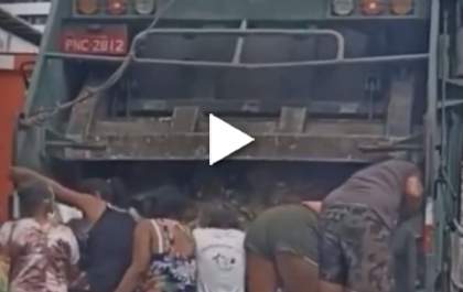 Vídeo de pessoas procurando restos de comida em caminhão de lixo causa indignação