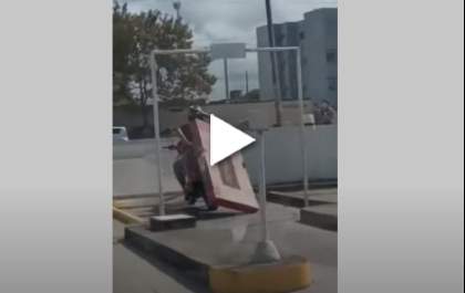 Mulher tenta levar TV de 50 polegadas recém comprada em garupa de moto e acaba derrubando