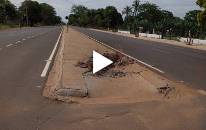 Caminhão danifica calçamento em canteiro da avenida Dois de Dezembro