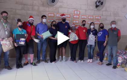 Crianças da Vila Piloto ganham calçados e cestas