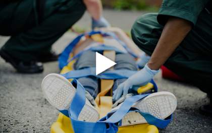 Homem é internado após ser golpeado na cabeça com facão