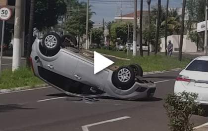 Trânsito é bloqueado após carro capotar na avenida Nove de Julho, em Birigui