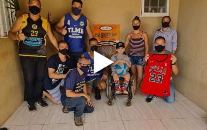O pequeno Lorenzo emociona um time de Basquete