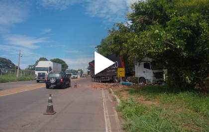 Caminhão desgovernado destrói antiga base da Ambiental em Três Lagoas