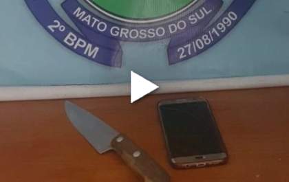Ladrão armado com faca, invade farmácia, fere funcionário e rouba celular