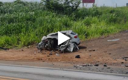 Homem morre ao bater carro em carreta em rodovia