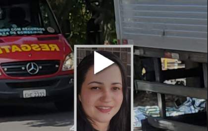 Mulher morre após cair com moto debaixo de roda de caminhão