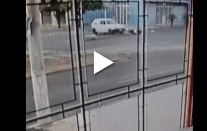 Vídeo chocante mostra momento em que motociclista é atingida por carro; motorista fugiu sem prestar socorro