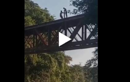 Vídeo que circula em grupos de WhatsApp mostra o momento em que jovem salta da ponte e desaparece