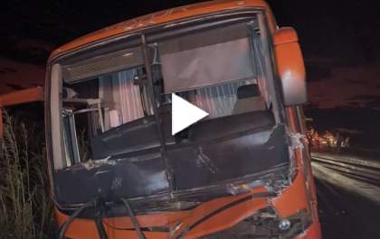 Acidente com ônibus de estudantes na BR-262 deixou um ferido