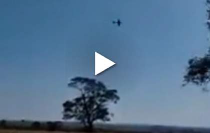 Vídeo mostra avião de pequeno porte sendo perseguido por um 