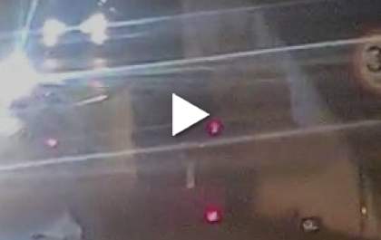Veículo capota no viaduto da Integração