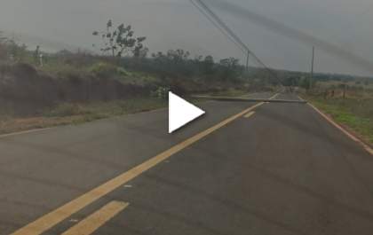 Estrada interditada com queda de poste