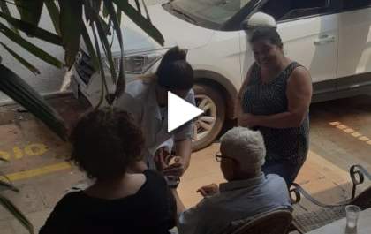 Mais um carro invade garagem de edifício ao sair de estacionamento de farmácia em Araçatuba